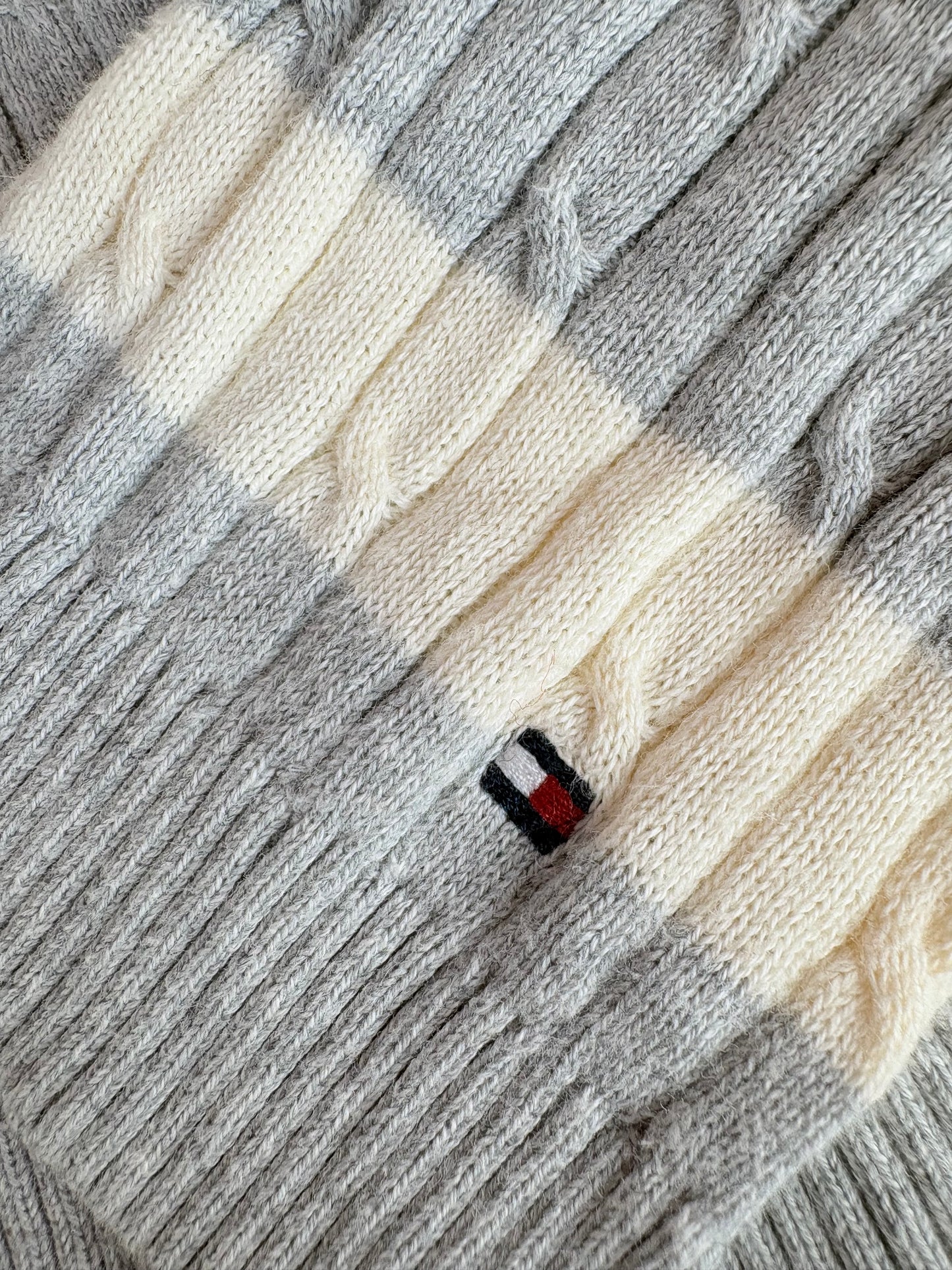 MAGLIONE TOMMY HILFIGER A RIGHE GRIGIO E PANNA CON SCOLLO A V