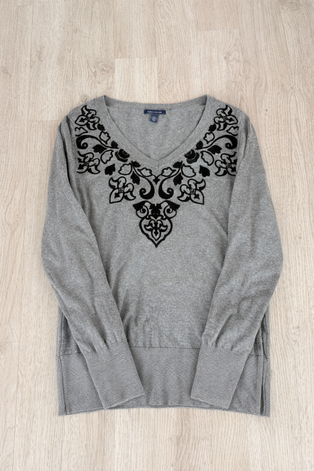 MAGLIONE TOMMY HILFIGER GRIGIO CON RICAMO FLOREALE
