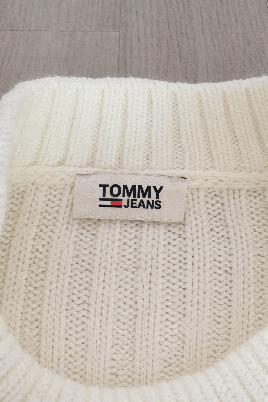 MAGLIONE TOMMY HILFIGER PANNA CROPPED A TRECCE