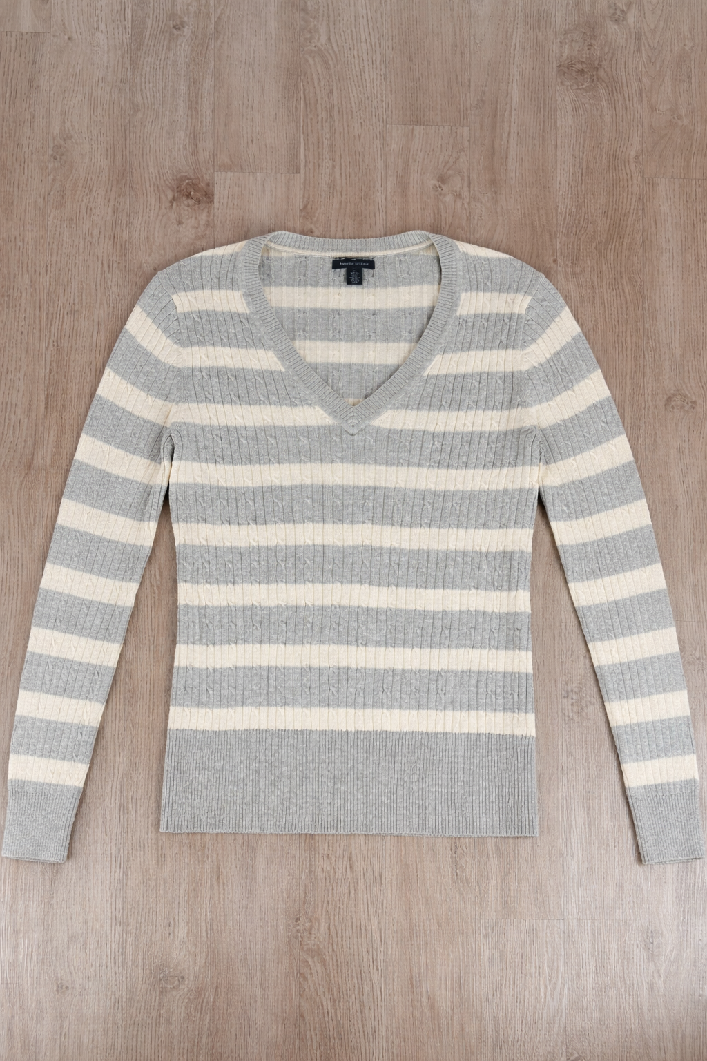 MAGLIONE TOMMY HILFIGER A RIGHE GRIGIO E PANNA CON SCOLLO A V