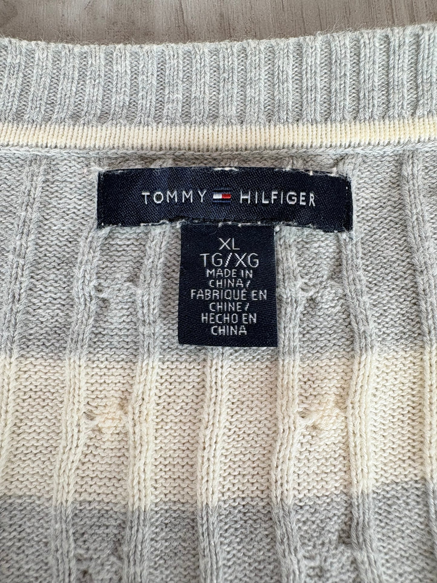 MAGLIONE TOMMY HILFIGER A RIGHE GRIGIO E PANNA CON SCOLLO A V